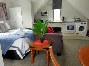 Studio on Golders - Two minutes to the lake and quick drive to town!